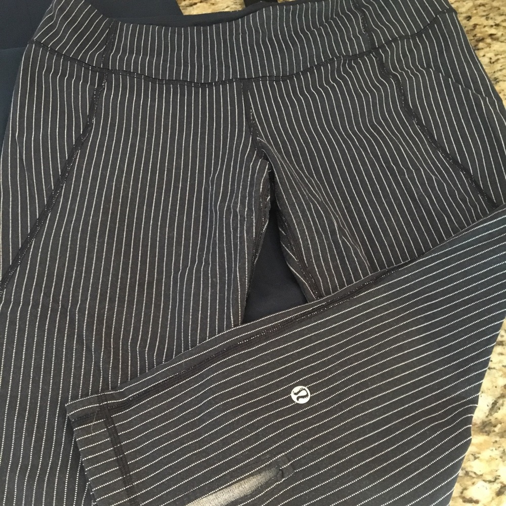 Lululemon capri yoga dark blue w white pin stripe